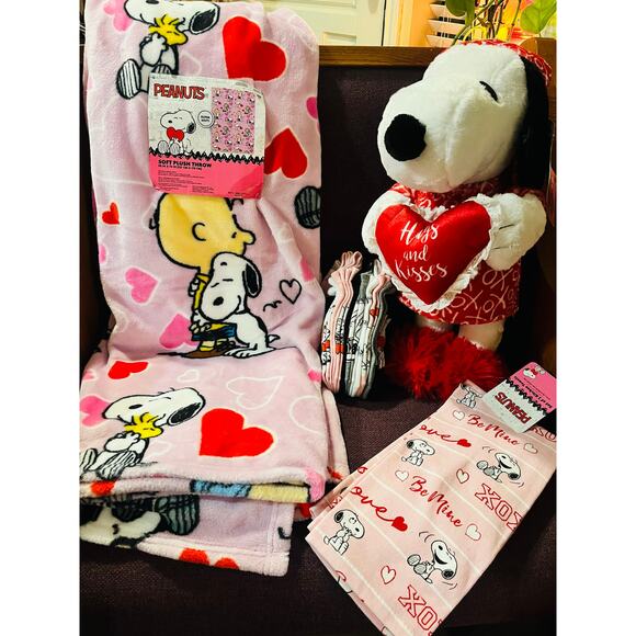 Snoopy Valentine’s Day / bundle lot love throw 50 by 70 with 1 9 pack of socks - Picture 1 of 13
